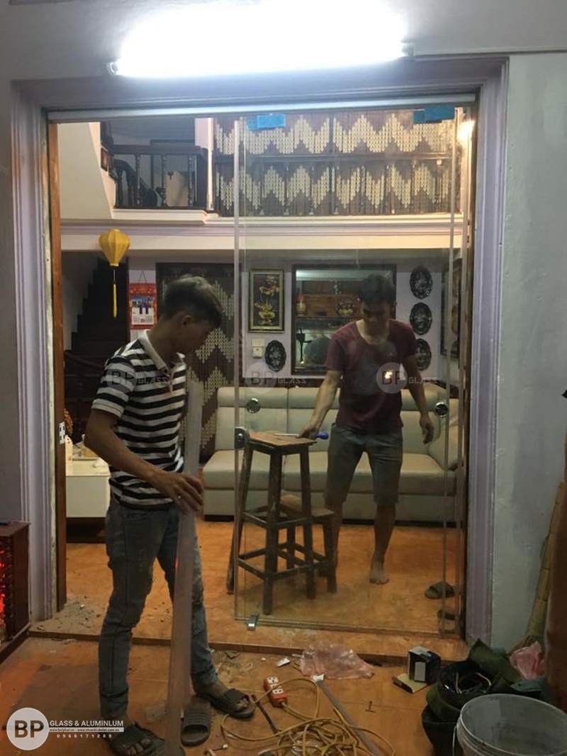 cửa kính trượt ray treo cô nguyệt 687 Minh Khai